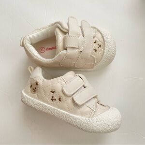 Kids Cream Sneakers  size 4.5 Bear print